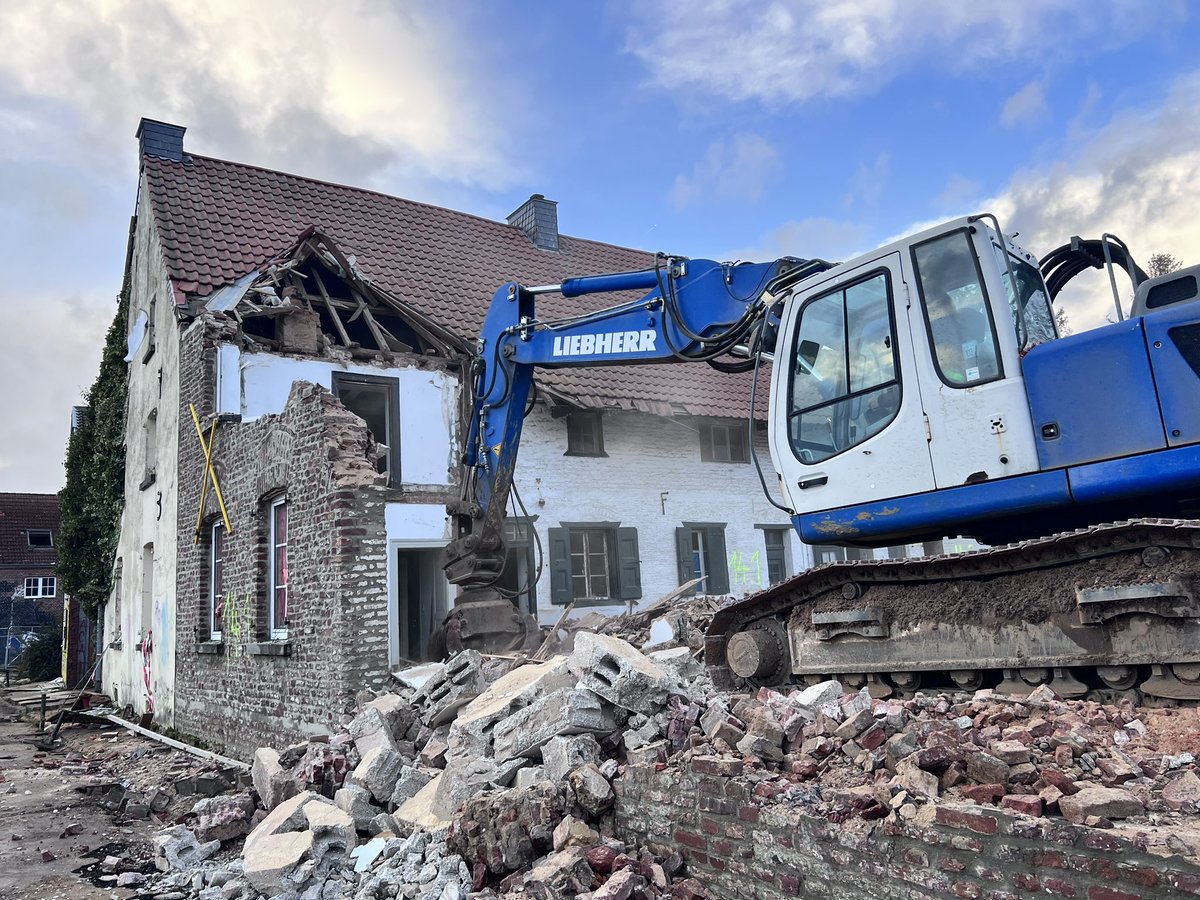 amzdo's tweet photo. Zerstörung ist noch viel zu harmlos: Schnellstmögliche und unwiderrufliche Verwüstung und Vernichtung trifft es deutlich besser. #fckRWE #Luetzerath #StaatKapitalScheisse https://t.co/wKSsgQpXij