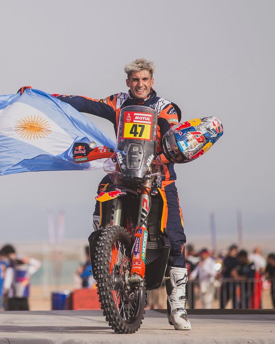 VSportsTM's tweet image. El salteño Kevin Benavides 🇦🇷 se consagró campeón 🥇 del Rally Dakar en moto (es el único latinoamericano en lograrlo). Es la 2ª vez que lo consigue tras su victoria en 2021. Se convirtió en el 1° piloto en la historia del Dakar en esta categoría en ganar con 2 marcas diferentes.
