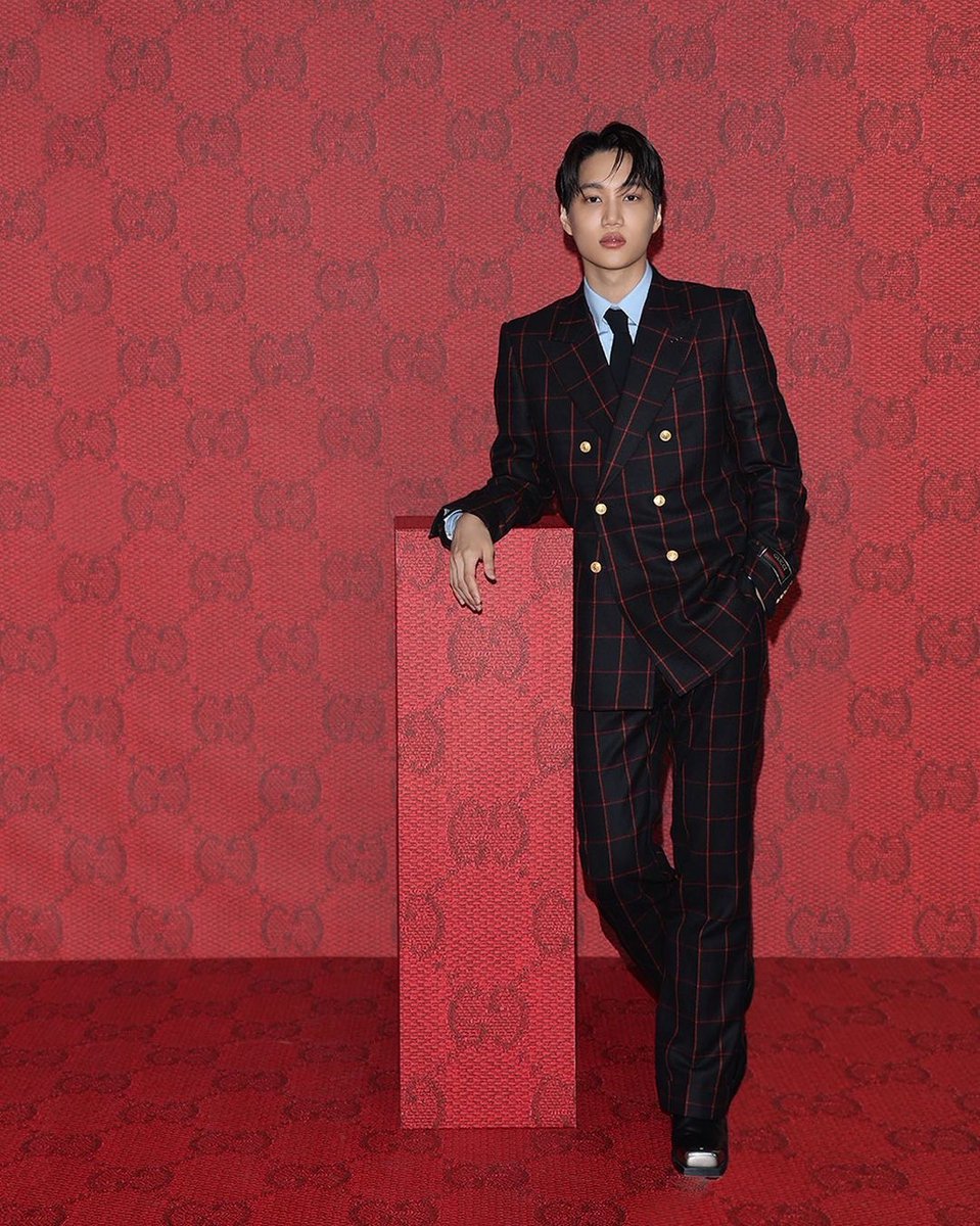 elleindonesia's tweet photo. @weareoneEXO #Kai stole the attention at @gucci Men’s Fall/ Winter 2023 show during #MilanFashionWeek. The K-Pop star donned a black #Gucci suit with red plaid detailing and gold buttons, layered over a pastel blue shirt fastened with a classic slim black tie. https://t.co/RiOuVGQkeb
