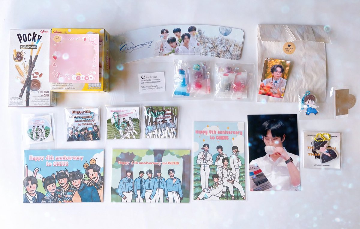 makeONEshop's tweet photo. ความอลังการเต็มกล่องนี้😍
ขอบคุณทีมงานทุกคนที่ช่วยกันจัดงานครบรอบ 4 ปีของอัส #4yearsorbitingUS
ของ giveaway ทุกชิ้นน่ารักและมีความหมายมากๆ❤️ อยู่กับอัสด้วยกันไปนานๆ นะคะ💕
PS. แต๊งกิ้วน้อง @AmmieTwoPeeMz สำหรับขนมปีใหม่ด้วยนะคะ😋 https://t.co/kVhK1oLyyr