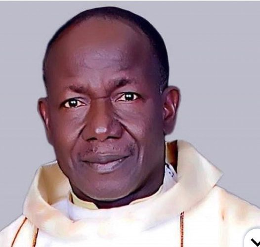 Hoy en #Nigeria el padre Isaac Achi fue asesinado y quemado mientras su ayudante P. Colins Omeh fue gravemente herido. P. Isaac era un sacerdote superior de la Diócesis Católica de Minna, estado de #Niger. ¡#ACN reza para que su alma descanse en paz!