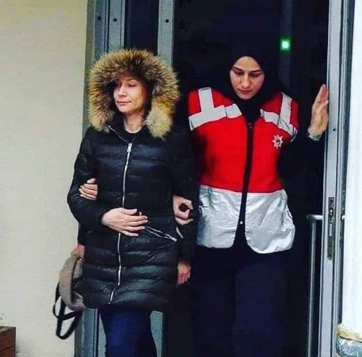 Başı kapalı spiker hakaret eden bu ucube bir başı kapalı bir POLİS tarafından gözaltına alındı bu size O kadar büyük bir azap ki Allah'ım a büyük şükürler olsun bizi bu güzel günler e getirene ne kadar teşekkür etsek azdır Allah'ım başımızdan eksik eylemesin REİS 👆🇹🇷💡🇹🇷