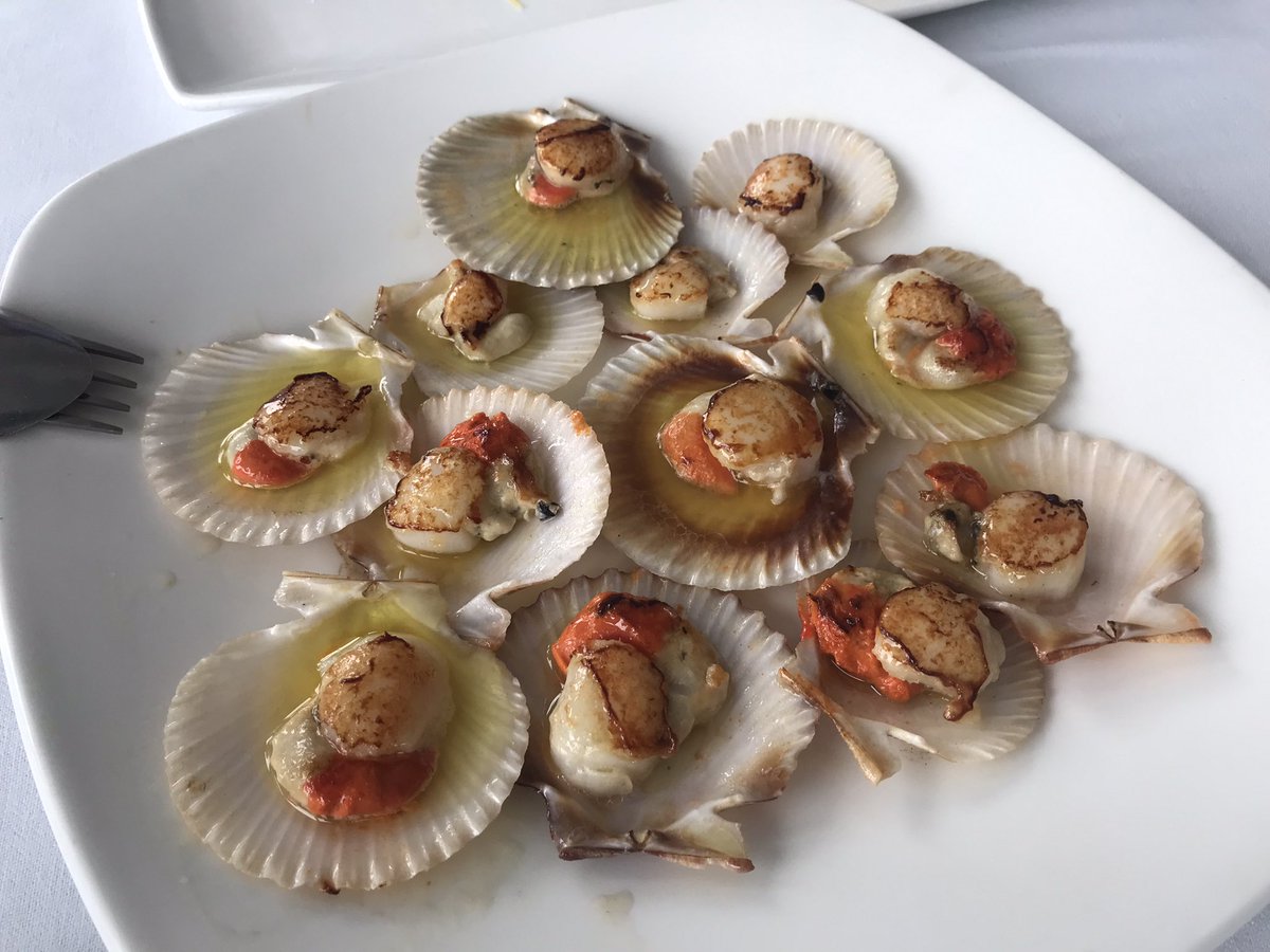 La Cuadrilla Vegana ha estado por Pontevedra y ha encontrado, junto al puente de Rande, Mauro. Las volandeiras son un peligro, se comen cómo las pipas. Y los canutillos rellenos de crema son el remate perfecto