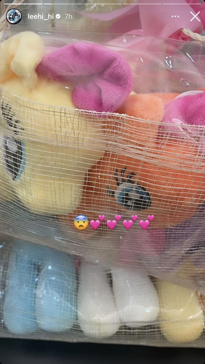 LeeHiPhils's tweet photo. Lee Hi Instagram Story 💕
@leehi_hi 

She received our gifts 🥺🥰

#AOMGWORLDTOUR2023inMNL https://t.co/IWNpqK3kRg