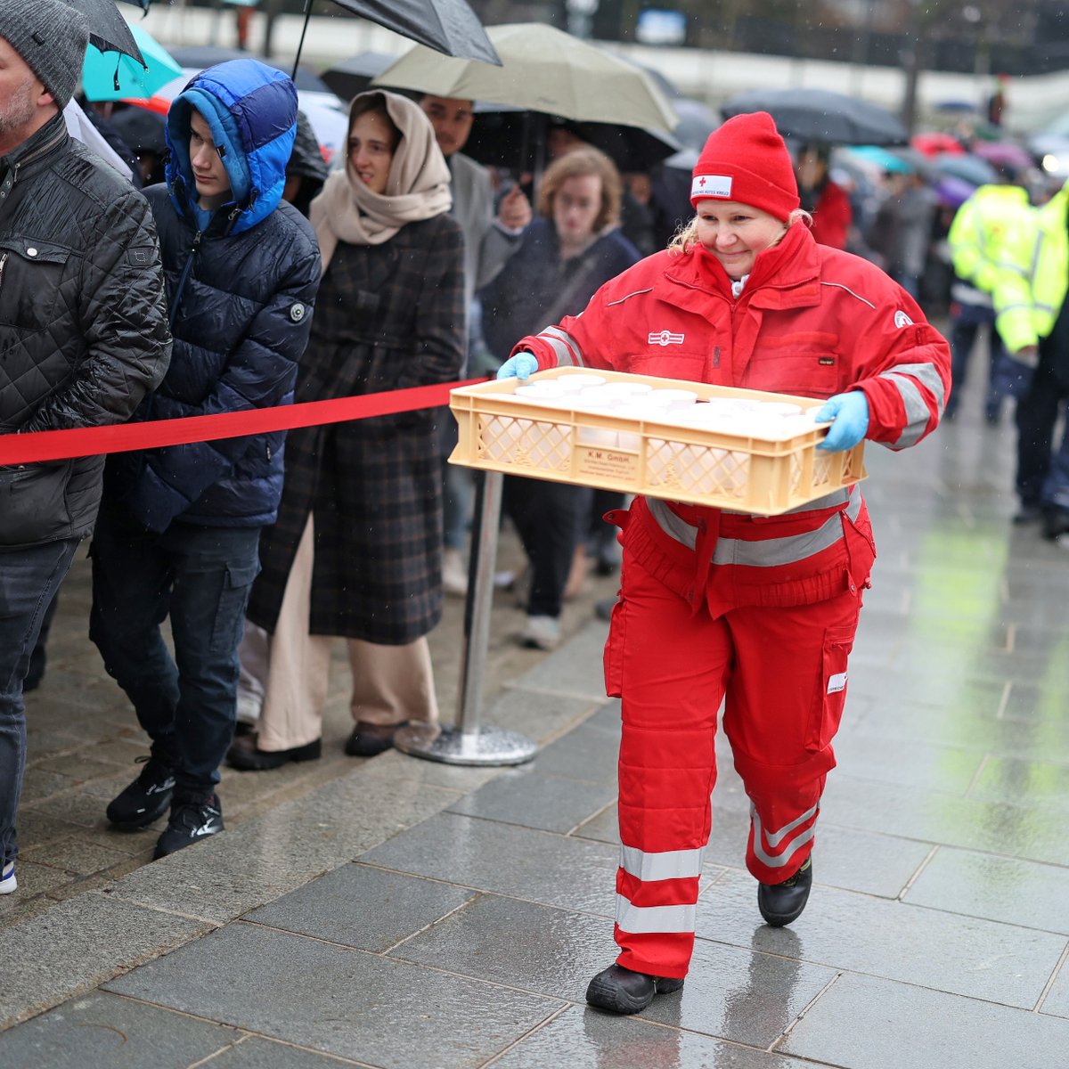 OeParl's tweet photo. Mitarbeiter:innen der Parlamentsdirektion 🏛 und des Roten Kreuzes 🚑 schenken Tee an die Wartenden aus. Security Afrim sorgt übrigens auch heute wieder für gute Laune. Das Rote Kreuz hat 4.000 Liter Tee gebracht. © Parlamentsdirektion / Bubu Dujmic #OeParl2023 https://t.co/XQH1QVUji3