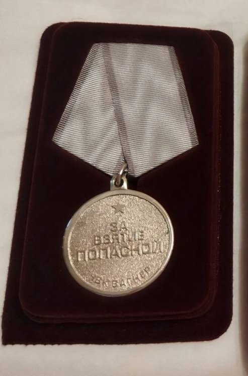 FmhW5uDWQAEa1j5?format=png&name=900x900