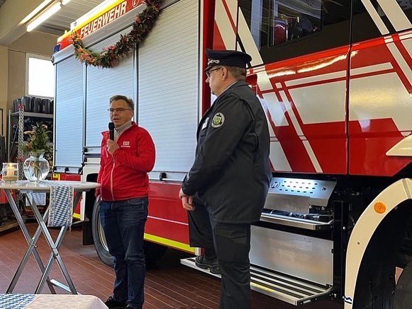 SPD_Huettenberg's tweet photo. Übergabe des Staffellöschfahrzeugs an die Freiwillige Feuerwehr in #rechtenbach
Gerne hat unser Fraktionsvorsitzendender Volker Breustedt für die Fraktionen der Gemeindevertretung ein Grußwort gesprochen.SPD  #hüttenberg gut vertreten mit dem Vorsitzenden Markus Schetzkens https://t.co/bkm5b41d2A
