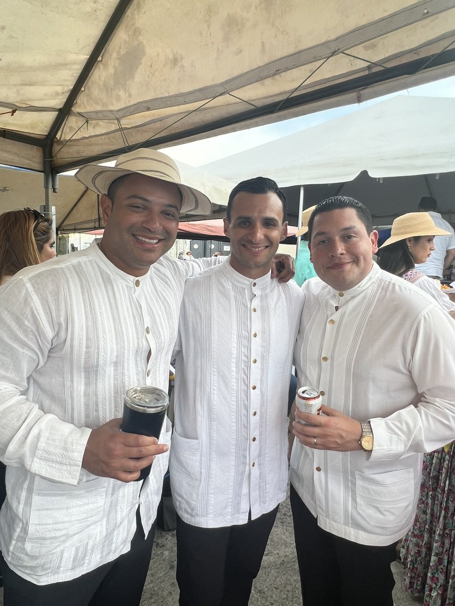 AlbertitoGuerra's tweet photo. Para mi la fiesta más bonita que tenemos en Panamá es el desfile de las Mil Polleras. Luego de dos años sin desfile, este año fue el acumulado! Que fiesta más buena! Folklore, cultura, amigos, familia, parranda, que más hay en esta vida? 

Panamá es el mejor país del mundo! 🇵🇦❤️ https://t.co/WHqC5MEUmE