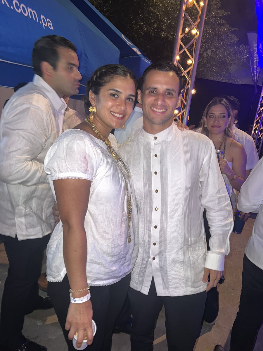 AlbertitoGuerra's tweet photo. Para mi la fiesta más bonita que tenemos en Panamá es el desfile de las Mil Polleras. Luego de dos años sin desfile, este año fue el acumulado! Que fiesta más buena! Folklore, cultura, amigos, familia, parranda, que más hay en esta vida? 

Panamá es el mejor país del mundo! 🇵🇦❤️ https://t.co/WHqC5MEUmE