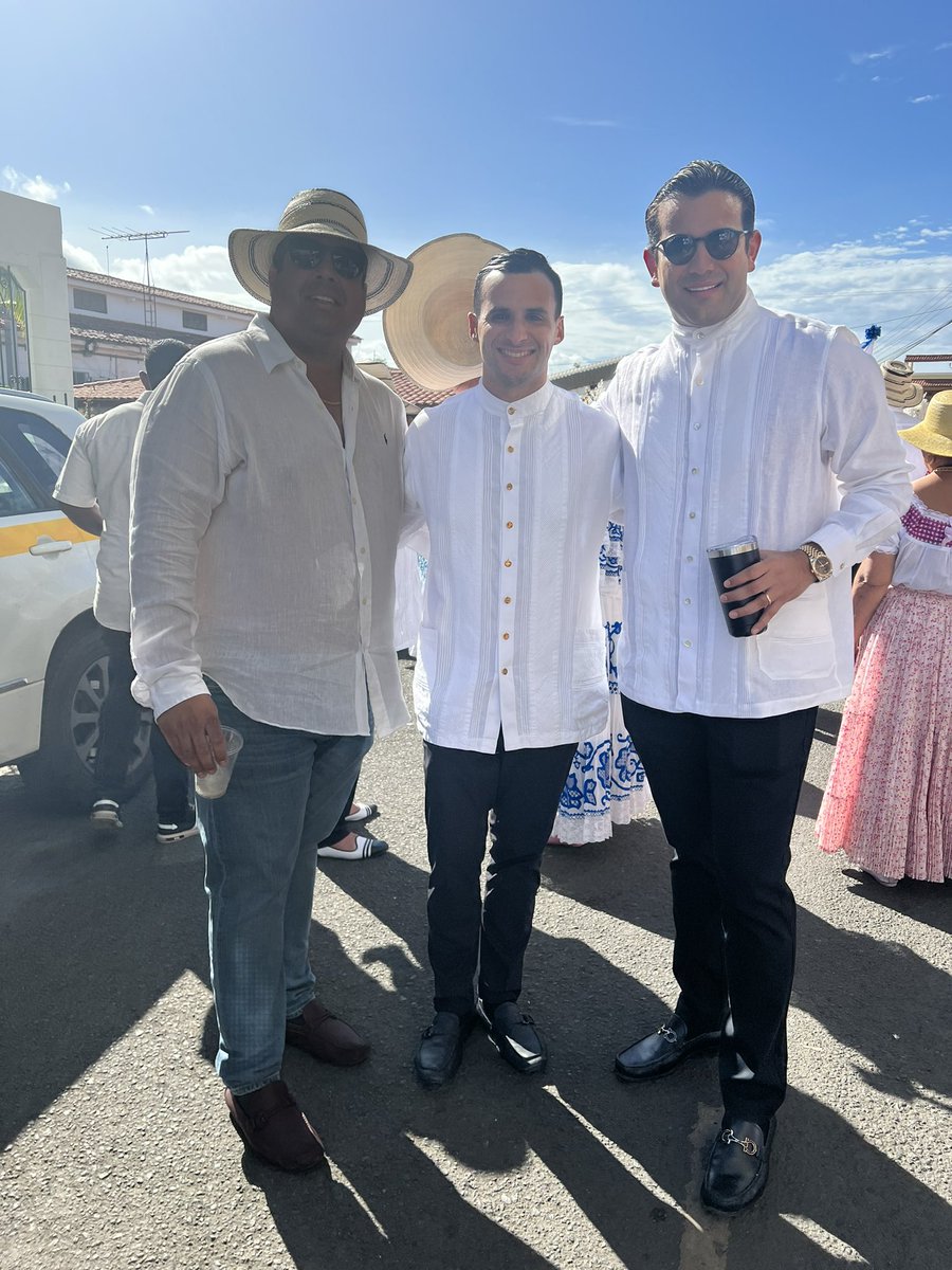AlbertitoGuerra's tweet photo. Para mi la fiesta más bonita que tenemos en Panamá es el desfile de las Mil Polleras. Luego de dos años sin desfile, este año fue el acumulado! Que fiesta más buena! Folklore, cultura, amigos, familia, parranda, que más hay en esta vida? 

Panamá es el mejor país del mundo! 🇵🇦❤️ https://t.co/WHqC5MEUmE