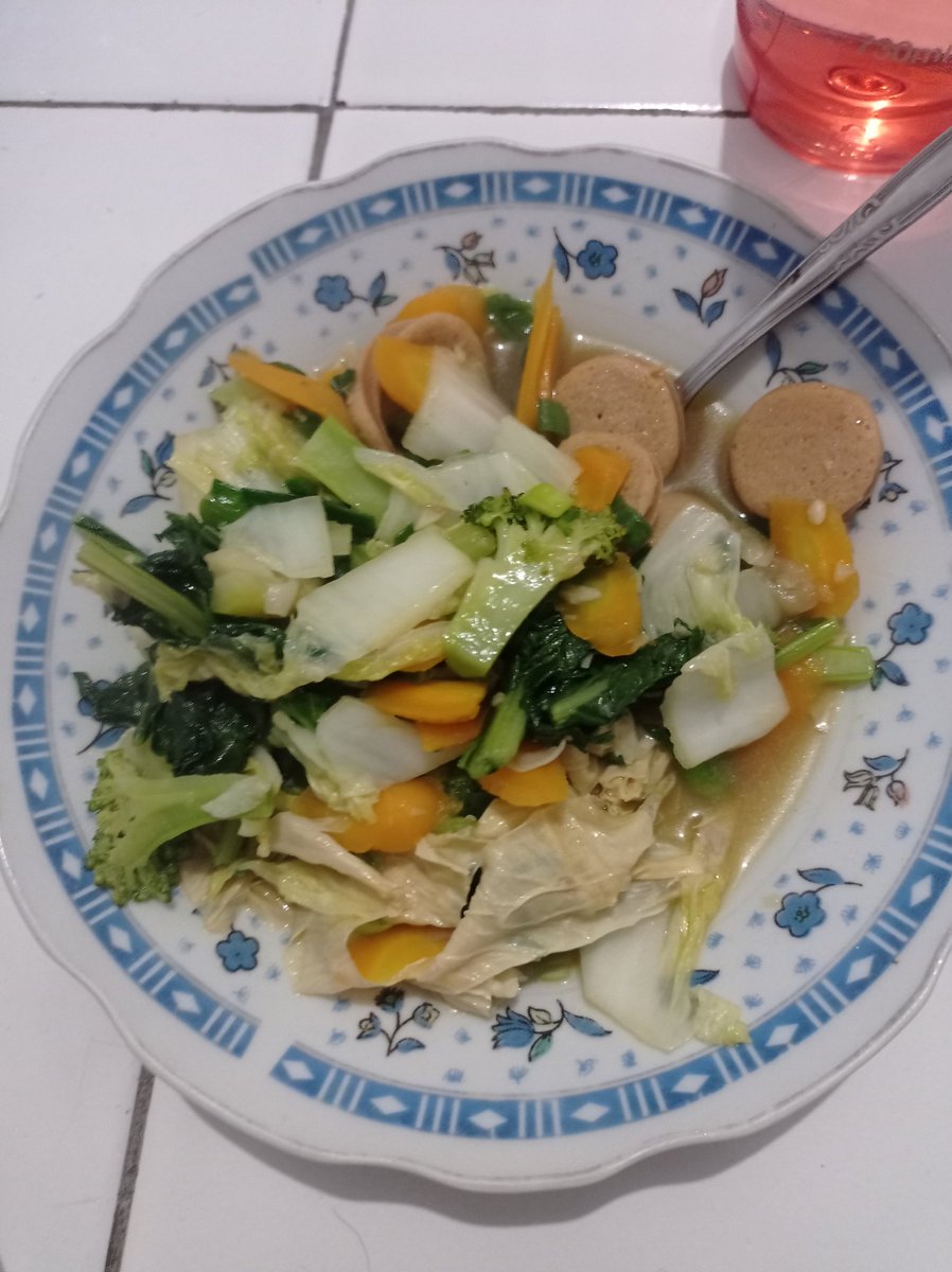 cheesemacaron7's tweet photo. @FOOD_FESS Lagi diet terus masak capcay, pas googling liat kalorinya ko gede :) sedih, masih ga paham kenapa kalorinya gede kan sayur2an https://t.co/ao6yMHriNI