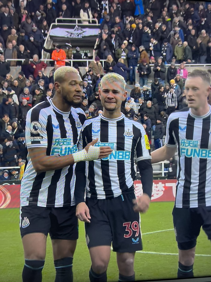 wayneross1987's tweet photo. Just shows what it means to this lad ❤️ hopefully nothing to serious 🙏🏻 @brunoog97 #newcastlevsfulham #newcastle https://t.co/R2rxJbzRt6