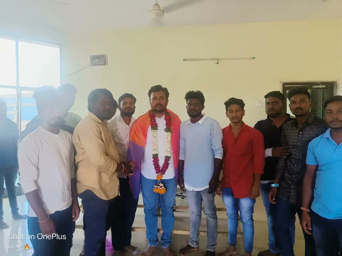 PrasannKhandre's tweet photo. ಸಿದ್ದೇಶ್ವರ ಹಾಗೂ ತರನಳ್ಳಿ ಗ್ರಾಮದ ಯುವಕರು ಇಂದು ನನಗೆ ಭೇಟಿ ಮಾಡಿದರು...

#prasannakhandre #bhalki #ಬೀದರ್ #ಬಿಜೆಪಿ https://t.co/6aFaHIksnN