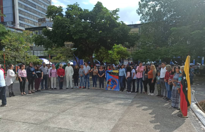 #DiaDelMaestro 

Desde la plaza Bolívar #SanCristobal la directora de Zona Educativa Táchira <a href="/Berzabethg1/">Berzabethgandicaoficial</a> felicitó a las Maestras y los Maestros del #Táchira y #Venezuela 

#15deEnero
#maestrosdelapatria 
<a href="/NicolasMaduro/">Nicolás Maduro</a> 
<a href="/_LaAvanzadora/">Yelitze Santaella</a> 
<a href="/FreddyBernal/">Freddy Bernal</a> 
<a href="/info_mppe/">INFO MPPE</a>