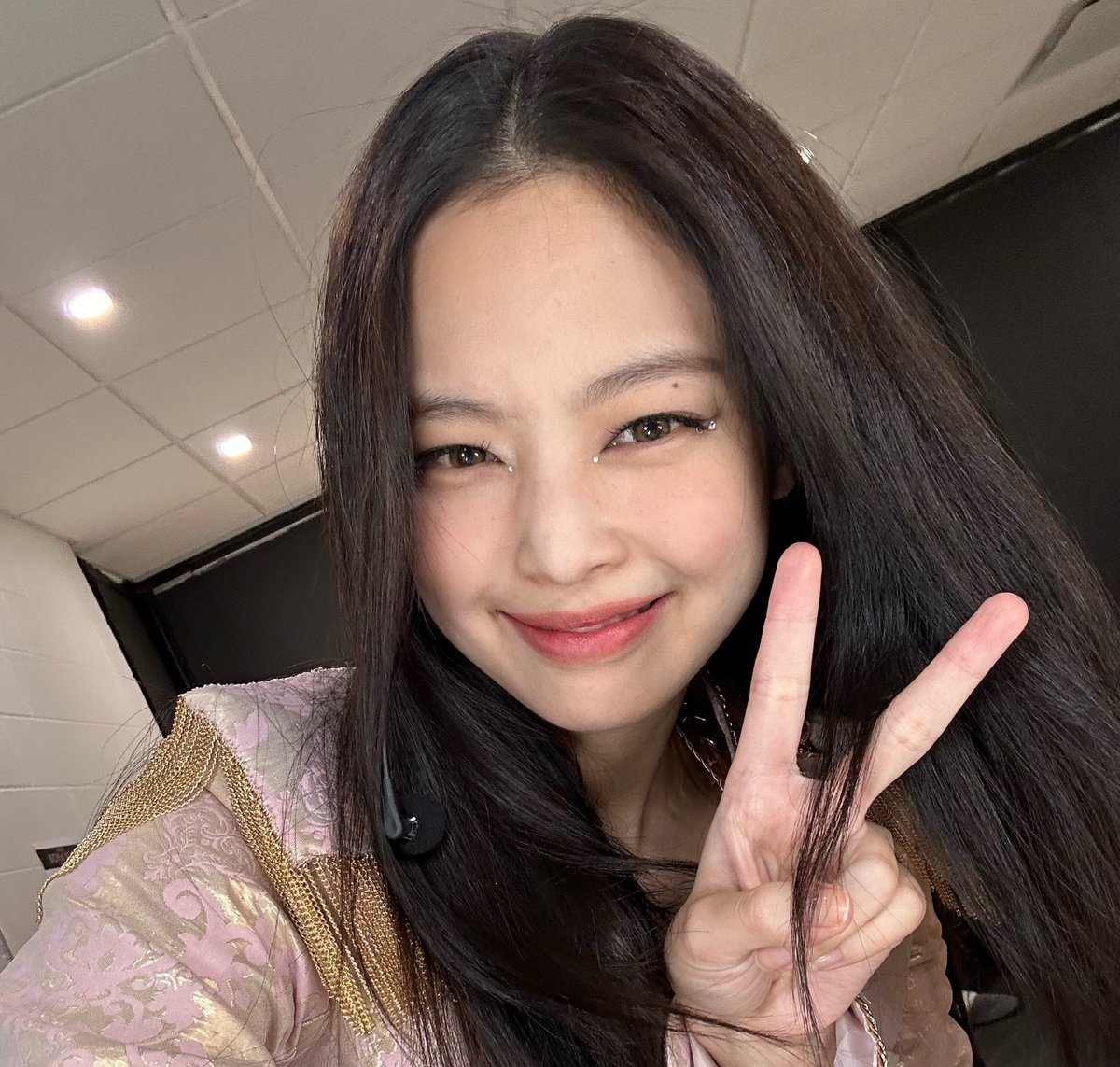 blackpinkbabo's tweet photo. HAPPY BIRTHDAY JENNIE! I love you so much and I’m so proud of you always. I can’t wait to see you shine in the new year and I hope you are happy and healthy! I was so happy to see you so many times and can’t wait to see you again! I miss you so much but see you soon baby 🫶🏻♥️ https://t.co/3IYuclF2jO