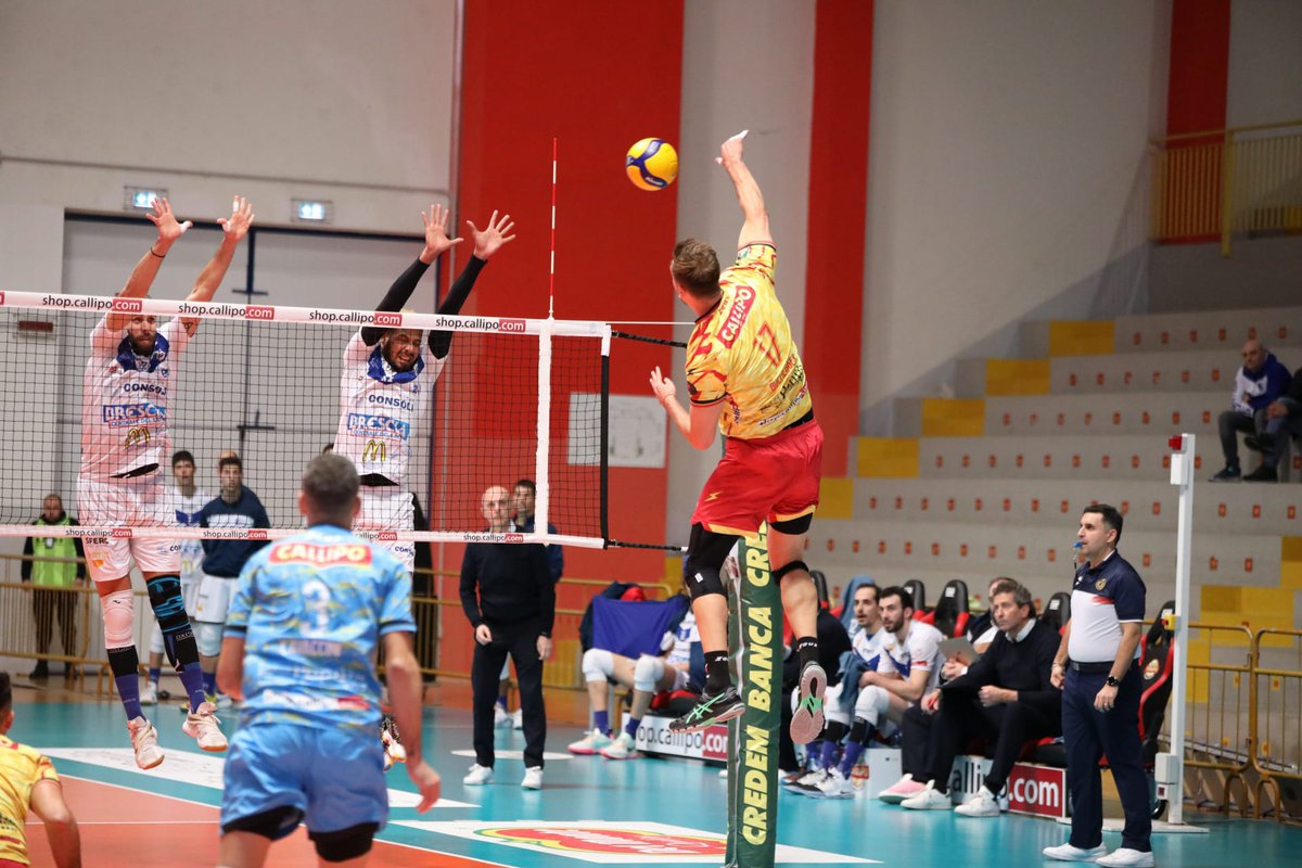 TonnoCallipoVol's tweet photo. La #TonnoCallipoVolley mette a segno l'ottava vittoria interna consecutiva battendo per 3-0 (25-23, 25-23, 25-20) la Consoli McDonald's Brescia e consolida il primato in vetta alla graduatoria generale con 35 punti. 
Continua qui ➡️ https://t.co/ox2oLc57T5 https://t.co/bQndVNyvhj