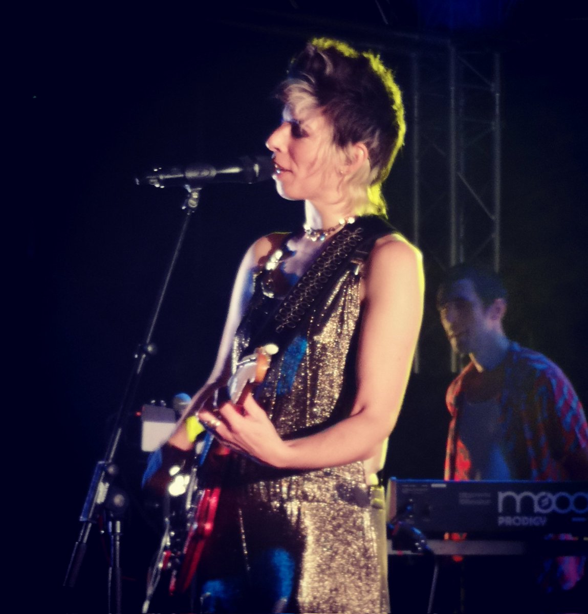 Merci @01Mademoisellek pour ce concert de tendresse qui a su transformer la pluie diluvienne en un arc-en-ciel de gouttes de pluie bleues et pailletées 😉 #LiveMusic #concert @SalleDiffart @VilleParthenay