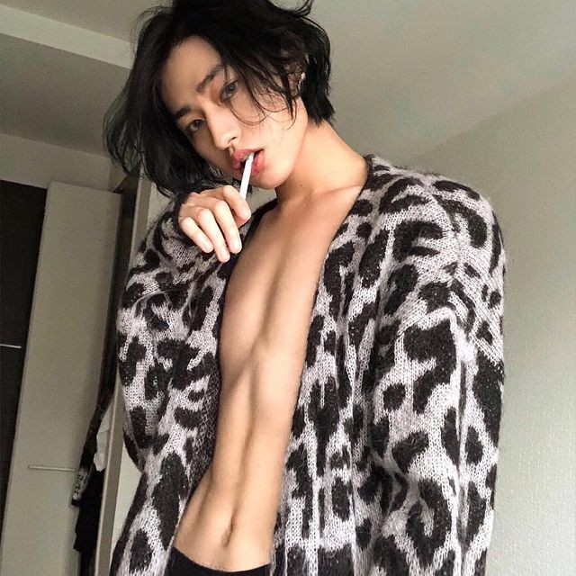 neonvandalize's tweet photo. ⠀⠀
⠀⠀▹  150123  ঞ⃞  ╌  𝙰. 
⠀   #seductivesunday
      ╶╶╶╶╶╶╶╶╶╶╶╶╶
Me provocas y me entran
más ganas a mi de jalarte
por el pelo  y  besarte por
el  cuello.  Hey,  baby,  no
tengas  miedo,  quítate la
ropa. 
⠀ https://t.co/hhjH6vXjrh