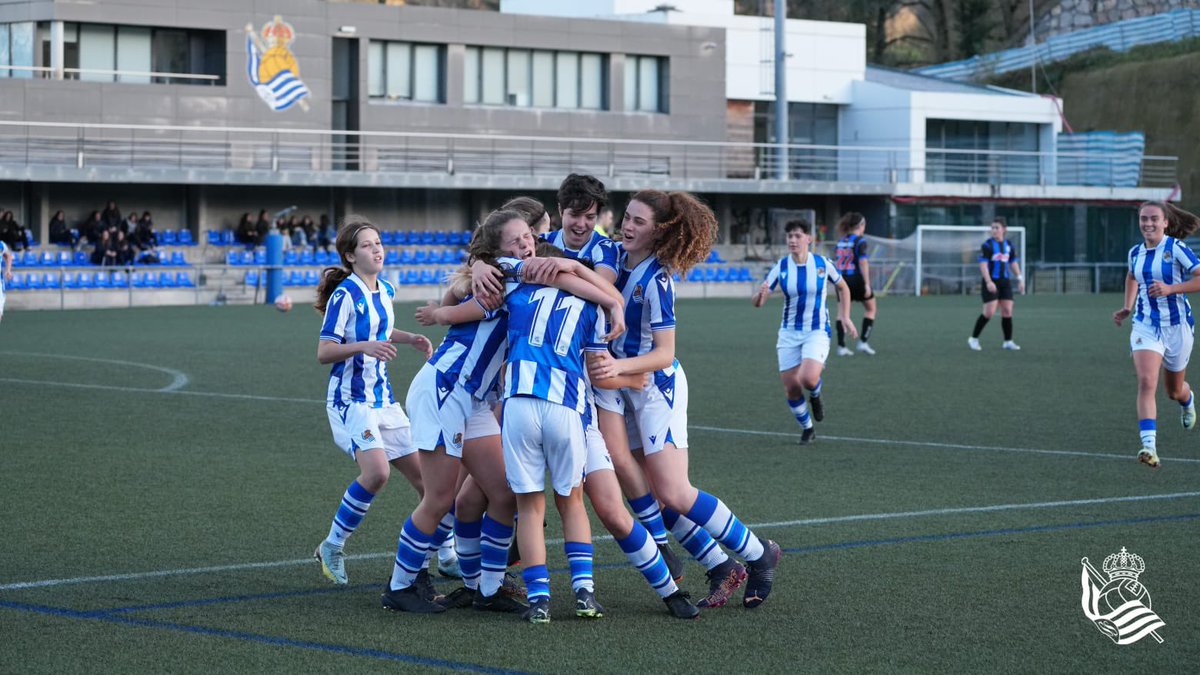 RealSociedadFEM's tweet photo. 🔥 Amaitu da!!!!!
#RealSociedadC 7-0 #Ostadar
⚽️⚽️ Ilazki, min. 44’, 47’
⚽️⚽️ Helena, min. 53’, 56’
⚽️⚽️ Sarriegi, min. 85’, 93’
⚽️ Garazi, min. 88’
#AurreraReala https://t.co/EaTZbhnREZ