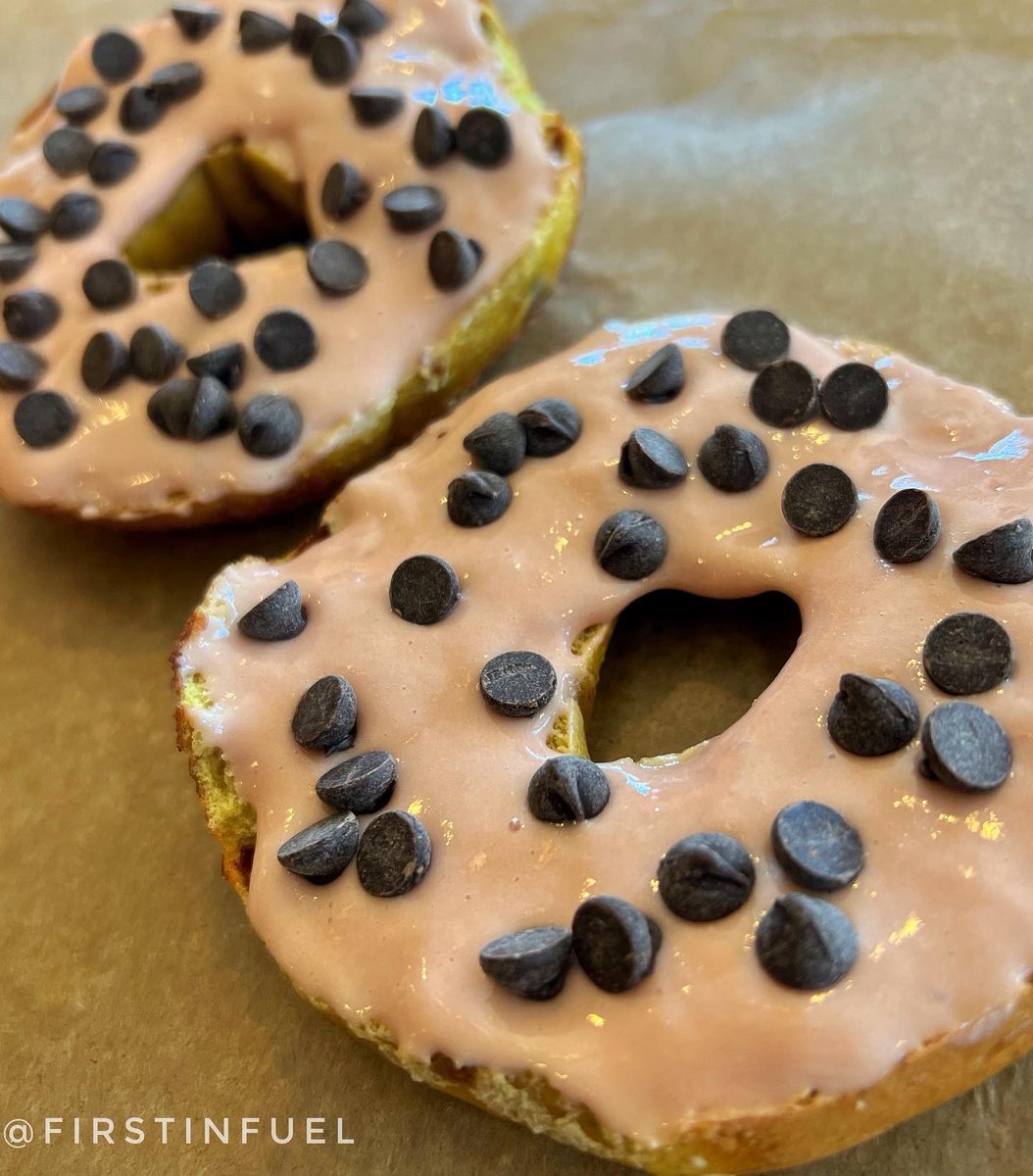 jonathanmntgmry's tweet photo. Bagel Sunday!

A thintastic French toast bagel with @jockofuel Mölk Strawberry Slayeredish mixed with coffee as a spread with some dark chocolate chips to finish it off. 

@echelonfront 
@jockofuel
#DEFReset Day 15 #dotheworkwintheprize #iamfirstin
#fuel https://t.co/GyBVqENcBG