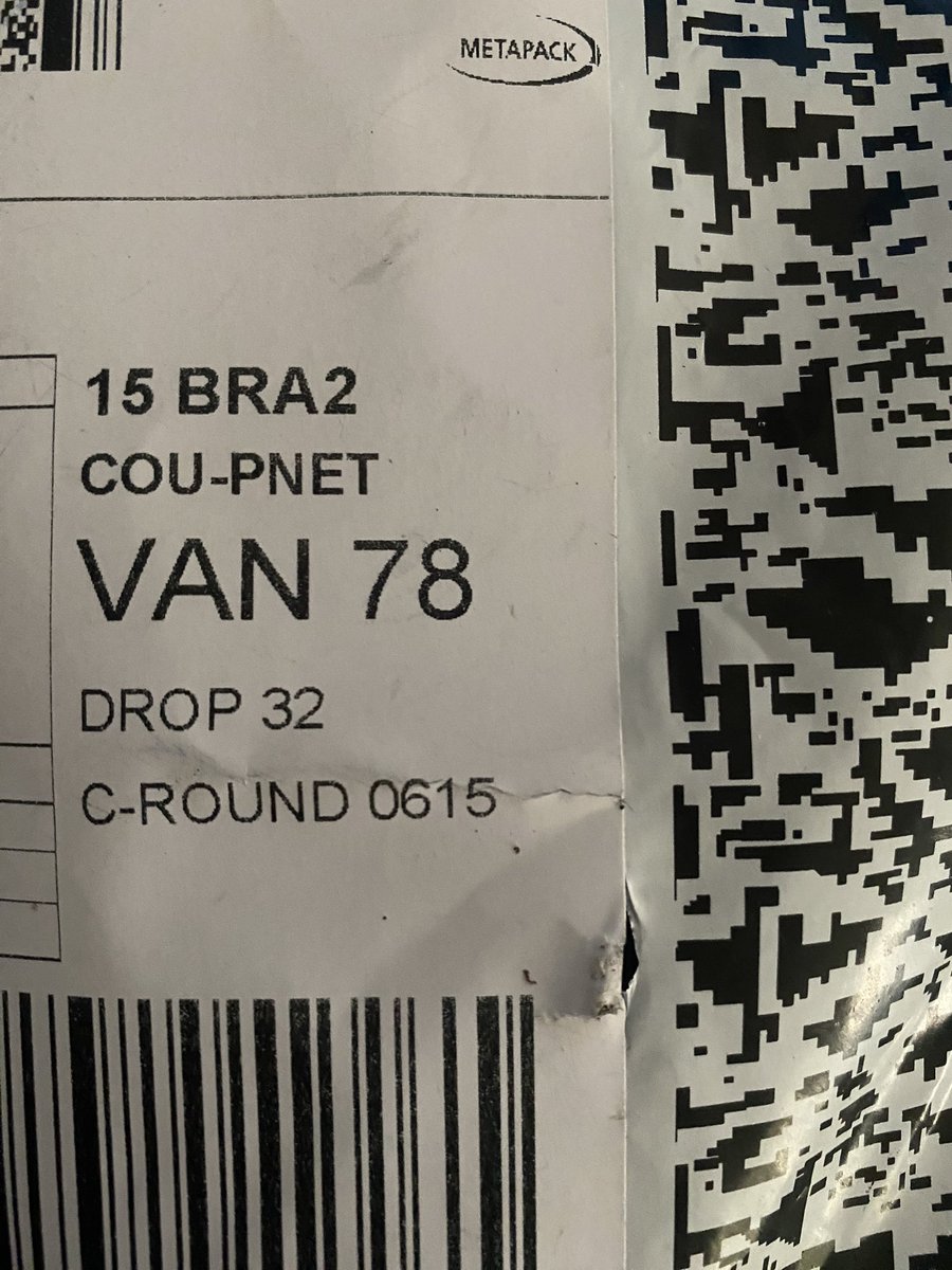mister___ran's tweet image. EVRi strike again!! I can’t believe how useless this company is!! My address is nothing like what the delivery label says! I tried to flag him down but he proceeded to wheel spin off exceeding the 20MPH speed limit. #Evri #Uselss #FailedDelivery #DickheadDriver #Courier