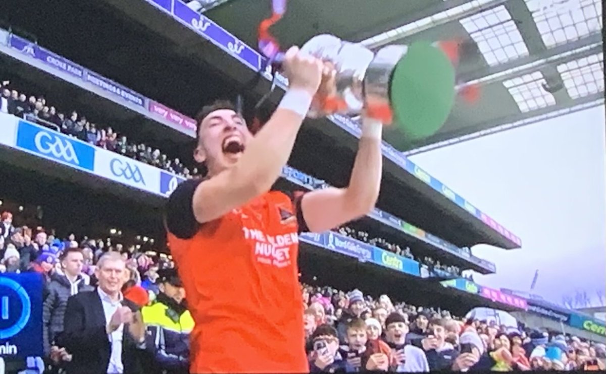 Slyone1069's tweet photo. The magic moment! Congrats ⁦@FossaGaa⁩ 🏆🏆🏆💥💥💥 https://t.co/EggnKc4msL