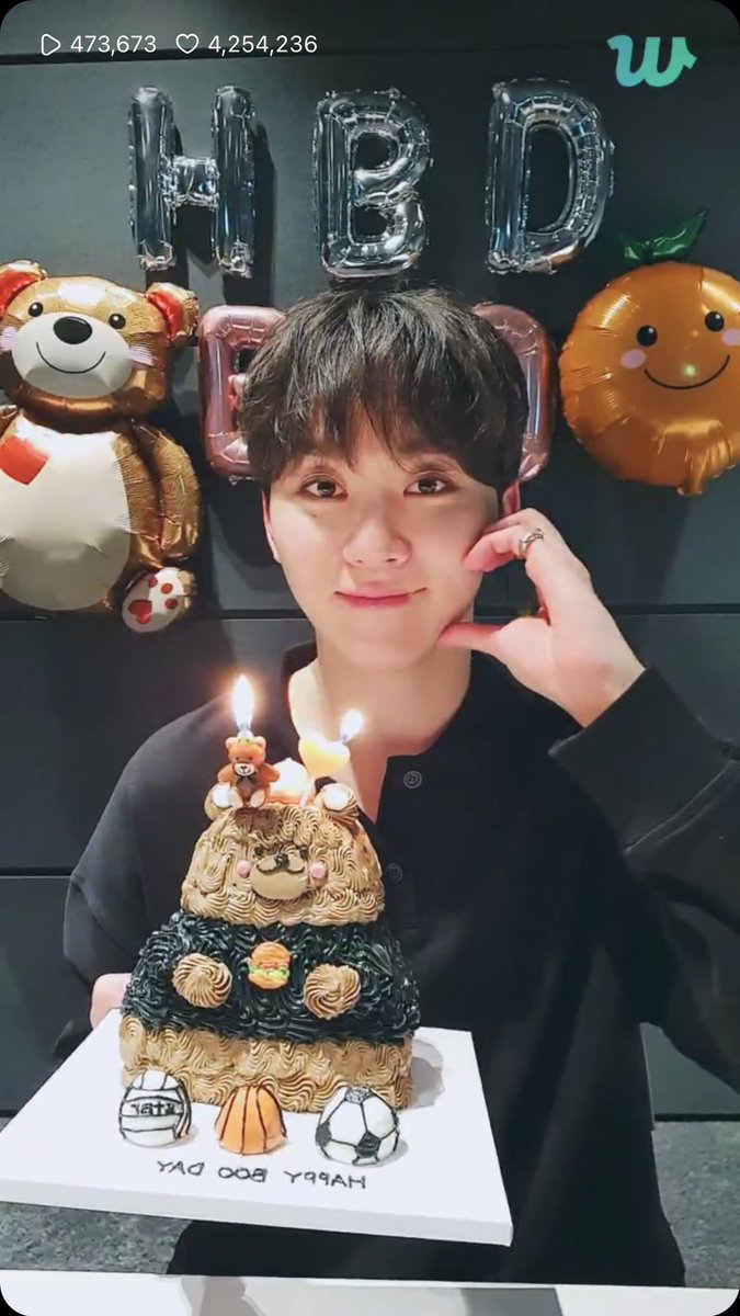 gemtae7's tweet photo. HAPPY BOO DAY 🫰🏼 https://t.co/GVB9tjuWTT