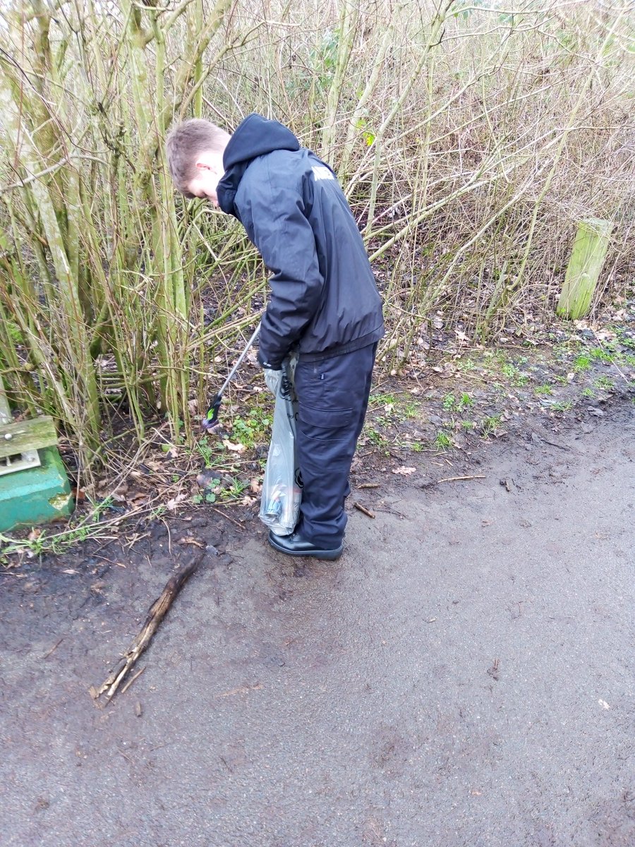 Stv330's tweet photo. Two events this weekend for Northampton @ESCadets. Supporting @NptonPolice with a leaflet drop #OpAlive and helping Northampton @Rotary with a community litter pick. @McguinnessStaff & @StaffCollins helping out. https://t.co/Nj4md60SrX