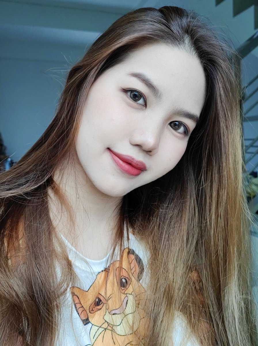 แท่นแท้นนน ดินสอเขียนคิ้วอันใหม่ โคตรชอบเลยย เขียนง่าย เส้นคม แมทด้วย สีน้ำตาลธรรมชาติ ชอบหัวมันวสดเส้นชัดดี กันน้ำดีมากก ทั้งวันไม่ลบมินผิวมันใช้ดีเลย มาพร้อมที่กั้นคิ้วด้วยสะดวกมากก ส่วนอายไลเนอร์ สีดำ เส้นเล็ก วาดไม่สะดุดเลย แห้งไว 10/10 ต้องมีแล้วแหละ #ใช้ดีบอกต่อ