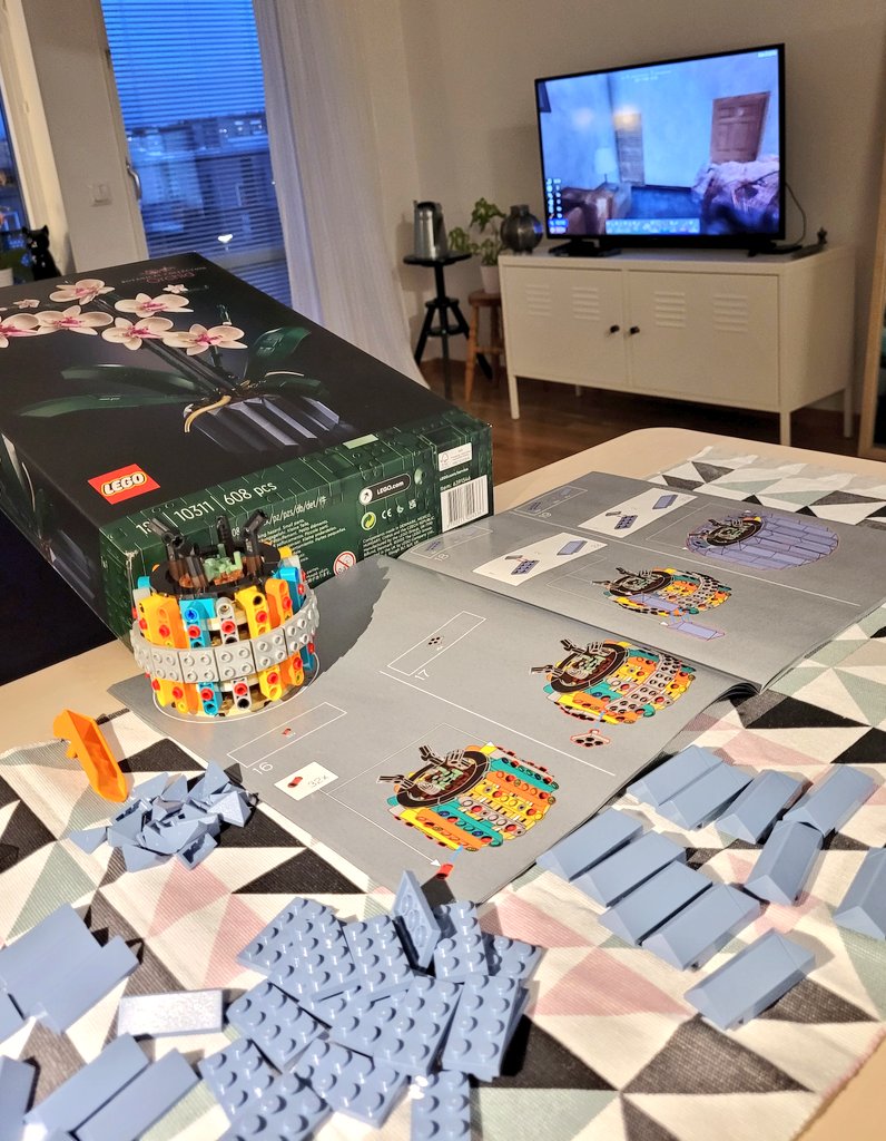 Just a normal Sunday at my place: Catching up on some 7D2D "Ramblin Man" by the awesome <a href="/glock9gamer/">Glock9</a> and building some LEGO flowers 🔥
<a href="/7DaystoDie/">7 Days to Die Official</a> <a href="/LEGO_Group/">LEGO</a>