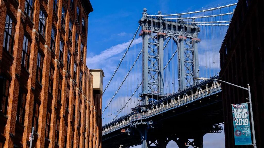 samuelmh's tweet photo. Taking the mandatory picture while visiting Dumbo
.
.
.
 #nycroadtrip #manhattan #nyc #traveltheglobe#travelphotography #urbanphotography #cityscape #lights#buildings #colors #urbanphotography #dumbo #cityscape #skyline #bridge #brooklingbridge #brooklyn https://t.co/5xZ0pXs2qb