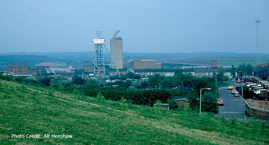 miningheritage's tweet photo. Newstead Colliery #Nottinghamshire c1986, a year prior to closure. The Coal Prep Plant finished in 1983 with closure of the High Main seam & for its last 3 years Newstead's coal travelled underground via conveyors to #Bentinck Colliery via the surface drift. #miningheritage https://t.co/tVc9hdWS4S