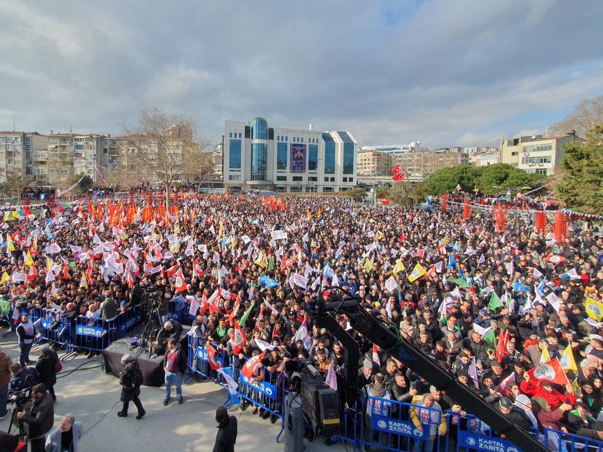 hdpdemirtas's tweet photo. Duydum ki harika bir miting olmuş. Duydum dediğim, sesiniz geldi. 

Bugün harikaydınız, hep öyle olacaksınız. Her birinize ayrı ayrı teşekkür ediyorum değerli arkadaşlarım.

Lütfen duygularınızı yazın bana, merak ediyorum. https://t.co/BTZjsu4Pxd