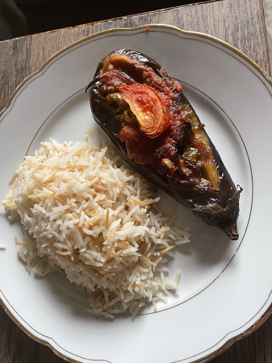 #imambayıldı by me = “Der İmam fiel in Ohnmacht“ = mit Gemüse gefülltes, geschmortes Auberginengericht🍆🍆

Mehr von meinen Kochkünsten gibt’s am 21. Januar um 18.30 Uhr <a href="/StaatstheaterDA/">Staatstheater Darmstadt</a> mit Antigone Akgün 💜💜Guten Appetit! 💜💜