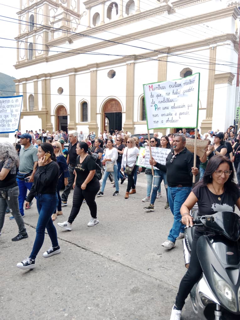 caenpeco's tweet photo. #15Enero Así conmemoramos el Día del Maestro en #Tovar, #Mérida, en la #calle, luchando contra un régimen opresor que destrozó el poder adquisitivo de los venezolanos.
#NoMásSueldosDeHambre
#DocentesEnLaCalle
#PorUnaVenezuelaLibre https://t.co/IxUSCRAI1G