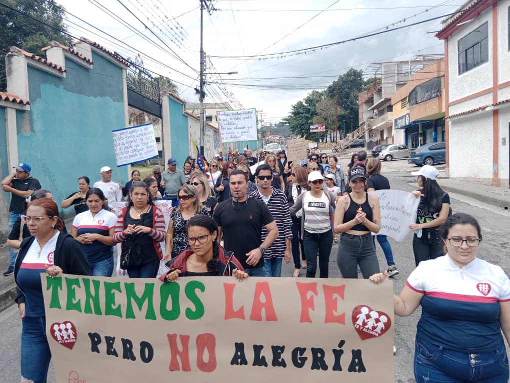 caenpeco's tweet photo. #15Enero Así conmemoramos el Día del Maestro en #Tovar, #Mérida, en la #calle, luchando contra un régimen opresor que destrozó el poder adquisitivo de los venezolanos.
#NoMásSueldosDeHambre
#DocentesEnLaCalle
#PorUnaVenezuelaLibre https://t.co/IxUSCRAI1G