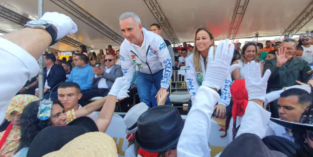 #DiaDelMaestro #Tachira tiene en el Gobernador @FreddyBernal un gran guía en la Educación Refirió @Berzabethg1 directora #ZET esta mañana #15DeEnero #PlazaBolívar #SanCristobal 💛🖤 #Felicitaciones #MaestrosDeLaPatria #FISS2023 @NicolasMaduro @_LaAvanzadora #BONO