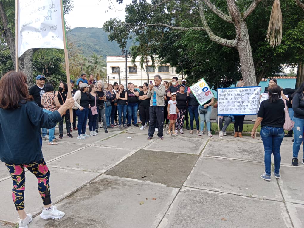 caenpeco's tweet photo. Hoy, acompaño a los #docentes, empleados de la #AlcaldíaDeTovar y del #HospitalSanJosé, quienes se han sumado a esta protesta pacífica en rechazo a las malas políticas impuestas, que han minimizado la posibilidad a todos los venezolanos de tener una mejor calidad de vida. https://t.co/qj1LSS5F2i