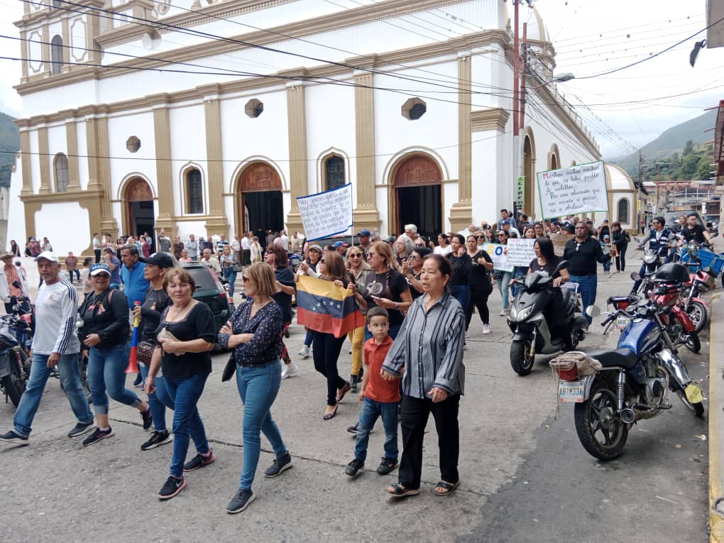 caenpeco's tweet photo. Hoy, acompaño a los #docentes, empleados de la #AlcaldíaDeTovar y del #HospitalSanJosé, quienes se han sumado a esta protesta pacífica en rechazo a las malas políticas impuestas, que han minimizado la posibilidad a todos los venezolanos de tener una mejor calidad de vida. https://t.co/qj1LSS5F2i