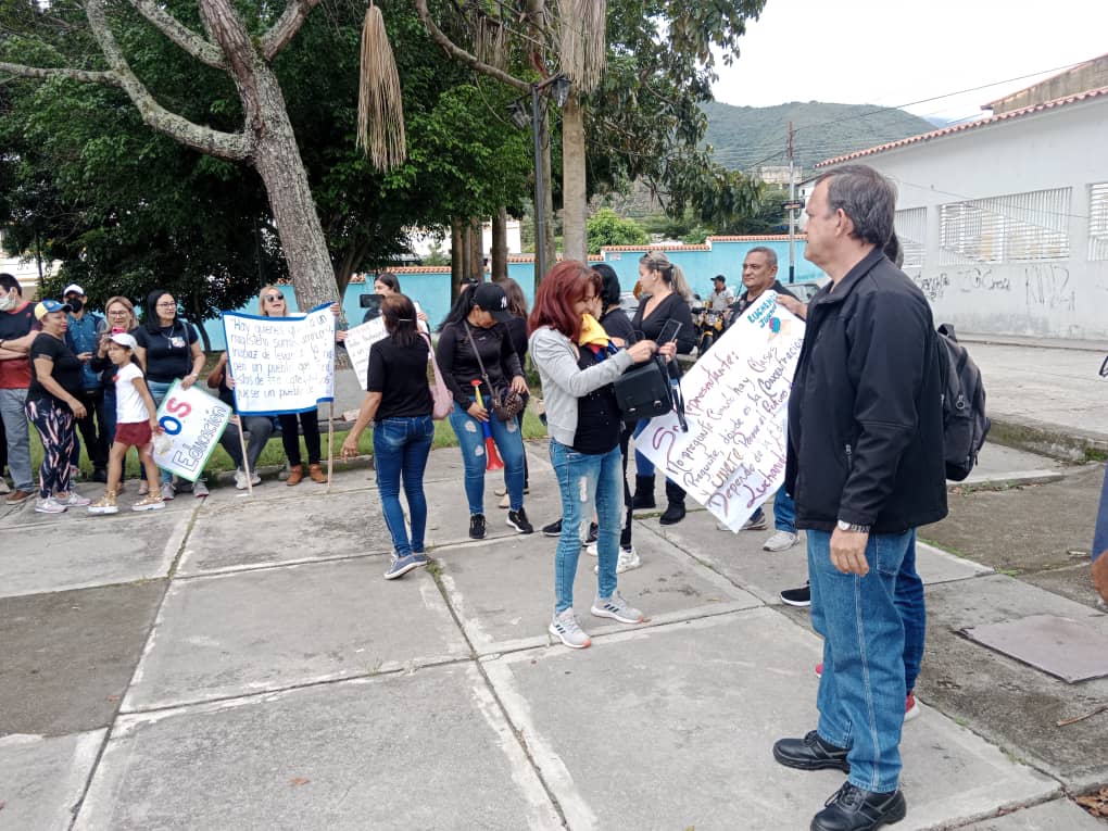 caenpeco's tweet photo. Hoy, acompaño a los #docentes, empleados de la #AlcaldíaDeTovar y del #HospitalSanJosé, quienes se han sumado a esta protesta pacífica en rechazo a las malas políticas impuestas, que han minimizado la posibilidad a todos los venezolanos de tener una mejor calidad de vida. https://t.co/qj1LSS5F2i