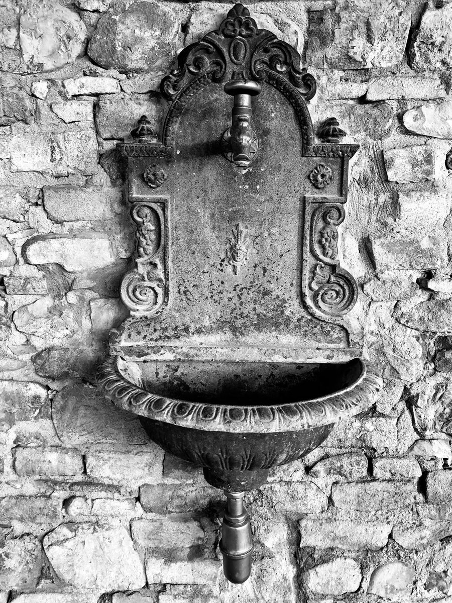 Richard_Bruschi's tweet photo. Public fountain in a historic compound in a regional natural park.
When skills and elegance was applied even to “simple” crafts’ elements
@Western_Trad @ERTourism @turismoER @FindingItaly @italia #Italia #FindingItaly #Italy https://t.co/5jmtM1plD6