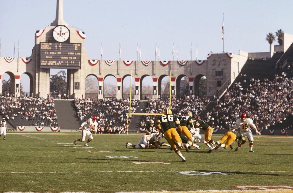 “Old Days”#OTD 1967 the Green Bay Packers beat the Kansas City Chiefs in the First Super Bowl at the LA Coliseum.
#Packers #Chiefs #GreenBay #KansasCity #1960s #SuperBowl #NFL100