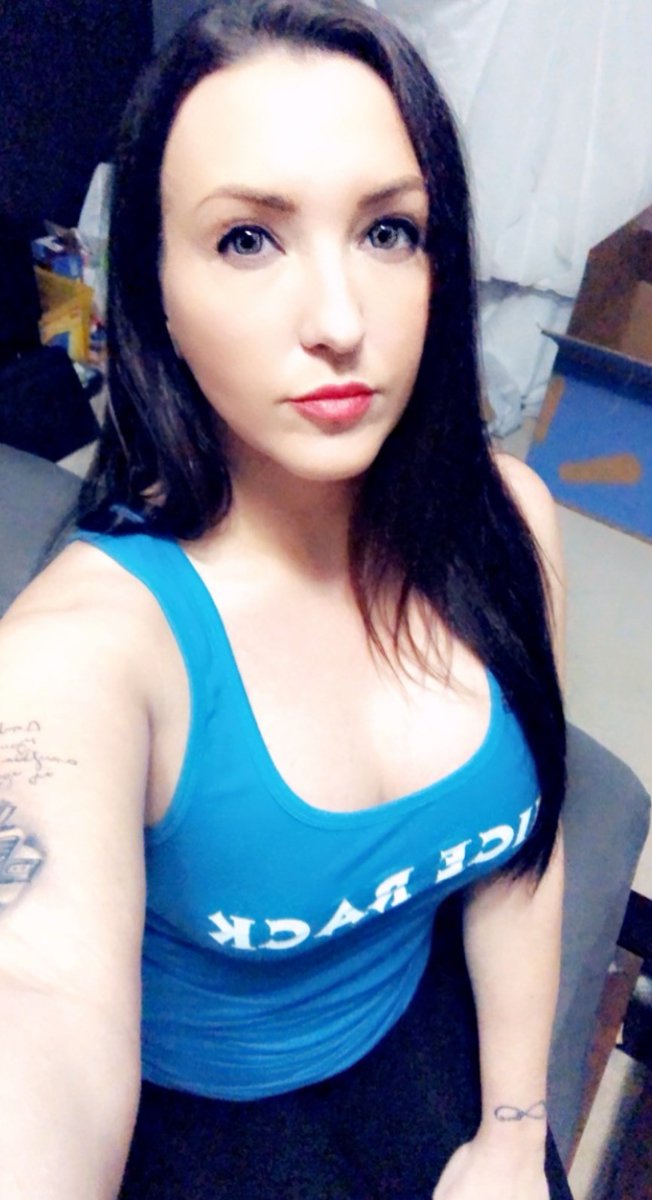 Lananass4's tweet photo. war grad #duschen und bin grad mega #horny https://t.co/c5zQoQrQ77