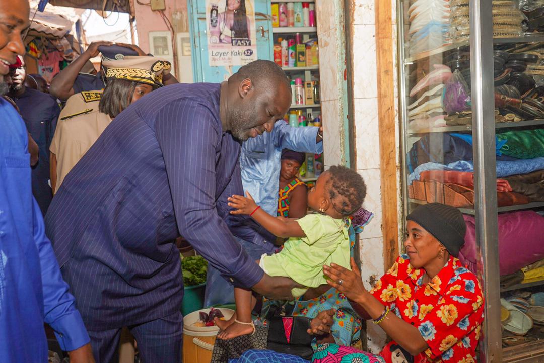 mincom_sn's tweet image. En visite de travail à #Kédougou, ce samedi 14 janvier 2023, le ministre du Commerce, de la Consommation et des PME a rencontré les #commerçants de la zone et a visité l'usine #Yellitaare qui évolue dans la transformation et la commercialisation des #produits_agricoles.
