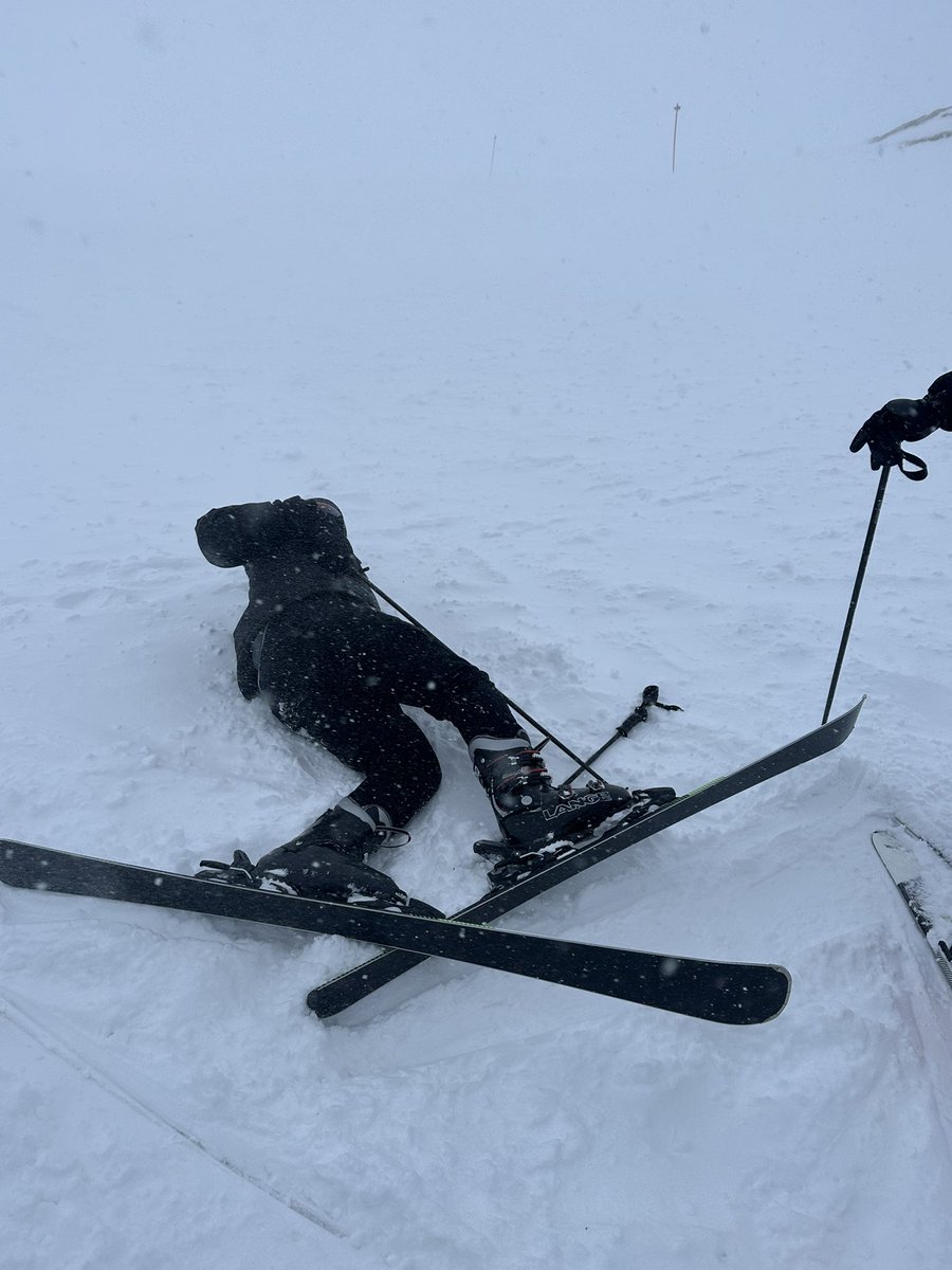Z10Jama's tweet photo. ⚠️DONT TAKE SOMALIS TO SKIING⚠️ https://t.co/i7CuBNuUgA