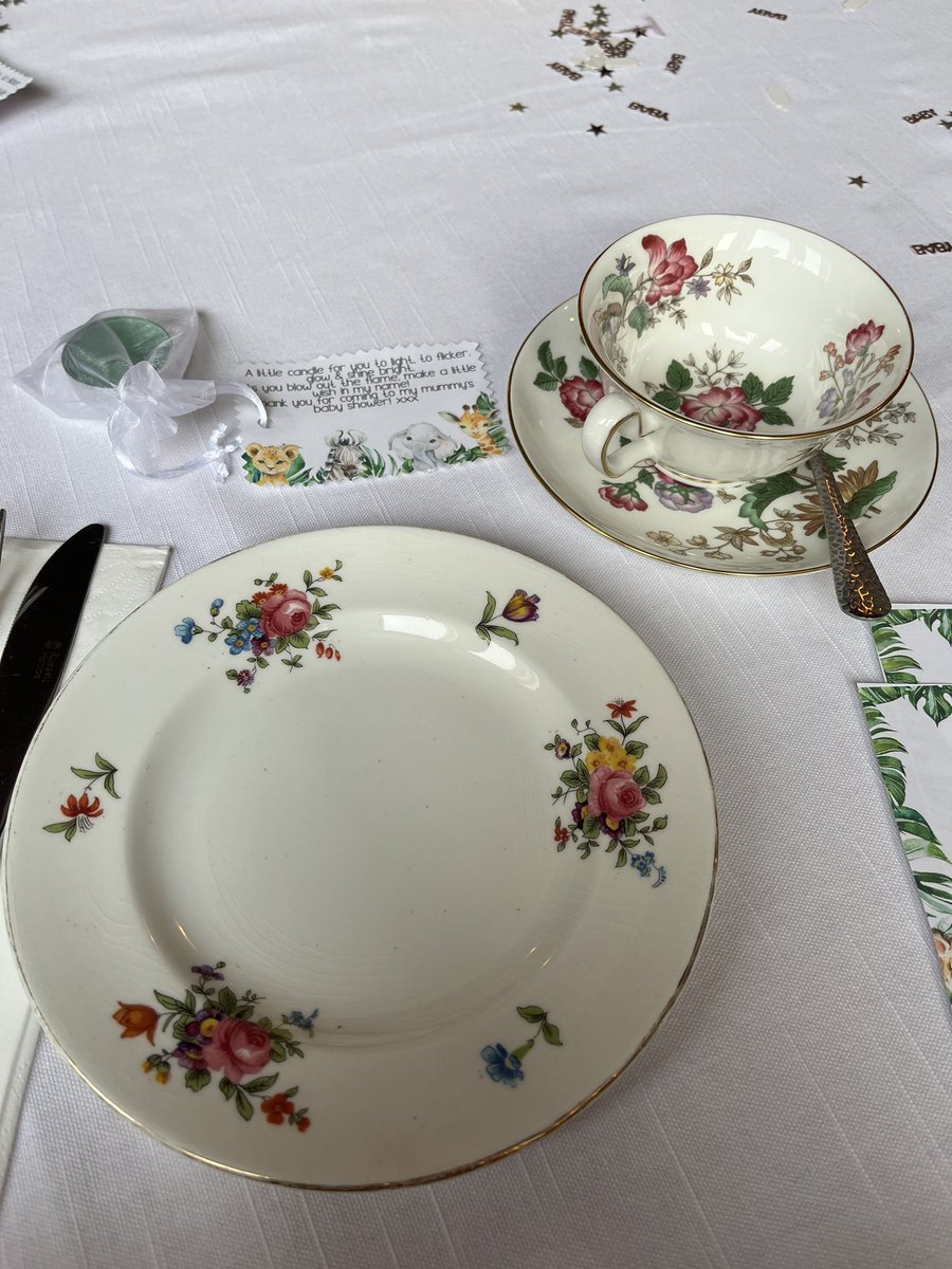 jemima379's tweet photo. @HampshireTrish @vinopatrol I’ve been for afternoon tea for a friends baby shower, and am now off to the pub to catch up with a friend who is home from Australia https://t.co/JRBD6TUw1M
