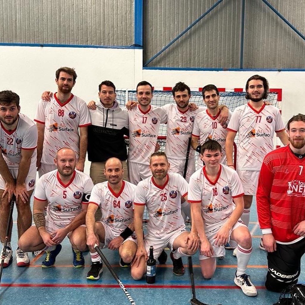 [N2]

Après la belle victoire d'hier contre Marseille, les 🔵 et 🔴 affrontaient  Strasbourg Sentinelles - SUC Floorball à 11h00.

Dans un match engagé du début à la fin, les Andégaves s'imposent sur le score 5--4 🔥🔥

Les efforts et le travail paye 💪💪

MVP : Pierre GIRAULT 🎖️