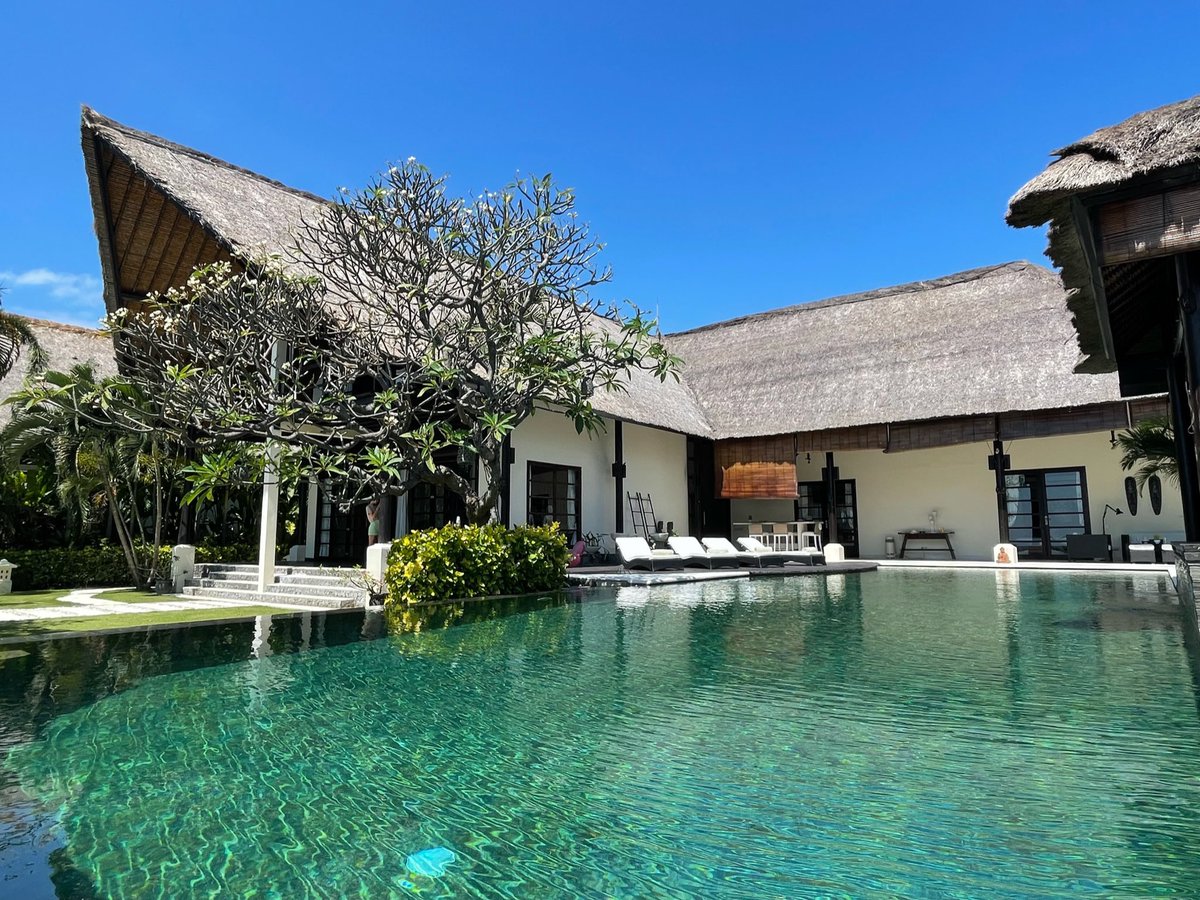 Surrounded by a large tropical garden, Villa Bossi at Tangguwesia features semi-alfresco living and dining areas, a 18-meter infinity pool and 45 meter beachfront. Check out our fully staffed holiday villas on the beach in Bali at villabossibali.com/en! #bali #villabossibali