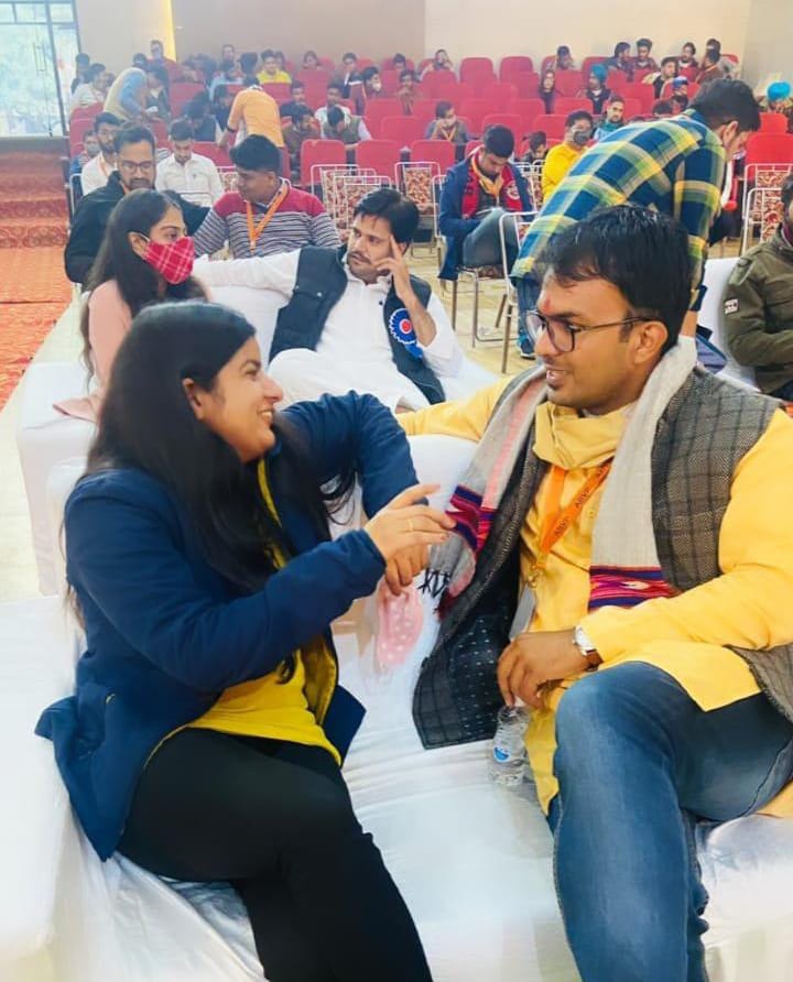poonamjyani24's tweet photo. चंडीगढ़ विभाग संगठन मंत्री के सफर से शुरू हुई हमारी नोंक झोंक, फिर से वही भाईचारा,आपका काम को लेकर जुनून से लेकर हमें कभी प्यार से समझाना फिर डांट कर समझाना। इन सब के बीच संगठन के लिए आपका समर्पण काबिल ए तारीफ है "बीजेपी प्रभारी जी"आप राजनीति जीवन में सदैव आगे बढ़ते रहो भैया🚩 https://t.co/racKYMHBxr