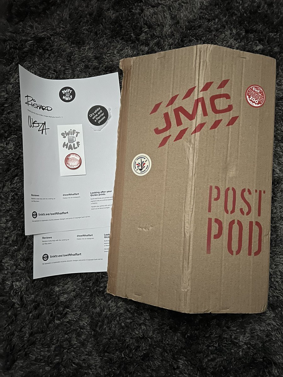 YorkshireAdz's tweet photo. Finally got to meet up with my brother and receive my Christmas present. Amazing Red Dwarf inspired art by @SwiftHalfArt and the packaging is a brilliant touch #RedDwarf #gunmenoftheapocalypse #boysfromthedwarf @CCfunkandsoul @bobbyllew @DannyJohnJules https://t.co/7u7VscQ7LN